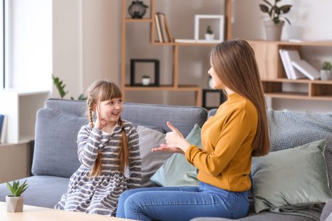 コーダとは 聞こえない親を持つ子どもが持つ悩みや私たちにできることを解説