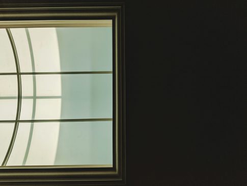 コンセプチュアルアートとは?特徴や誕生した背景、代表作品をご紹介