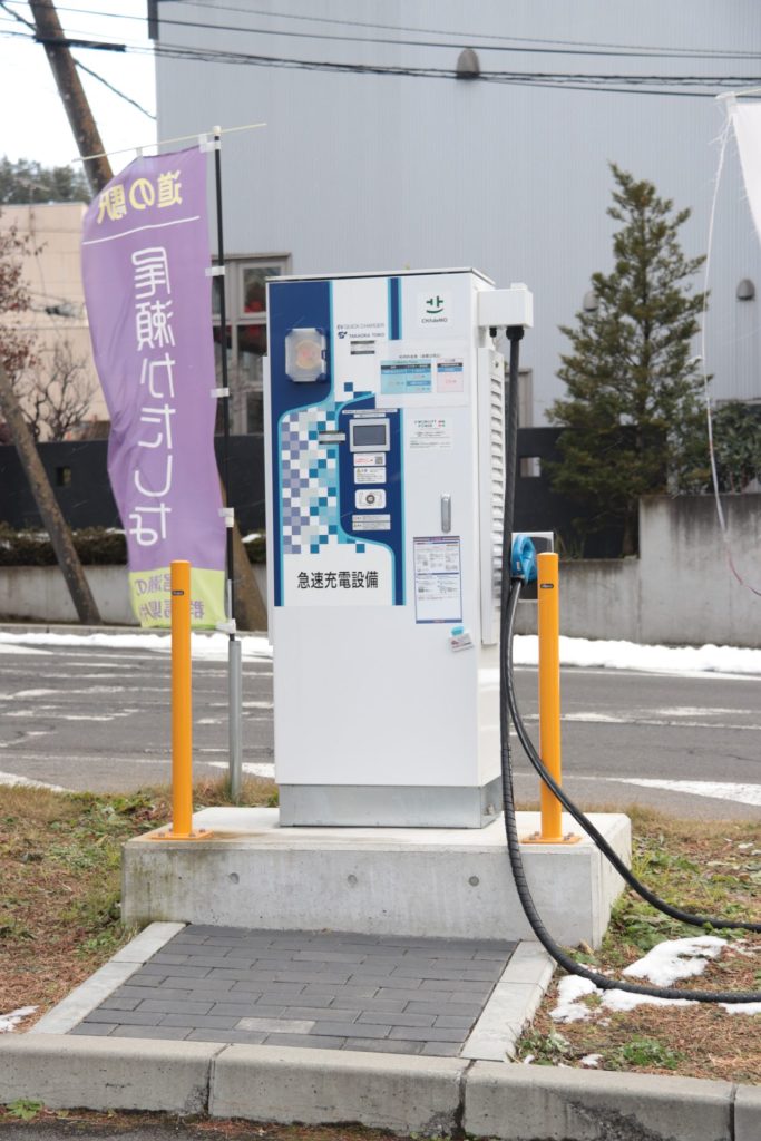 役場などにはEVの急速充電気を設置している