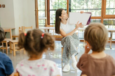 “夏休みの壁”を乗り越えるために。freeeに学ぶ小学生家庭の働き方支援
