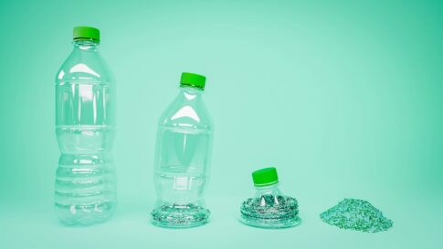 “食べられる”プラスチックは、プラごみ問題の新たな鍵になるか?